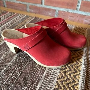 Sandgrens red clogs